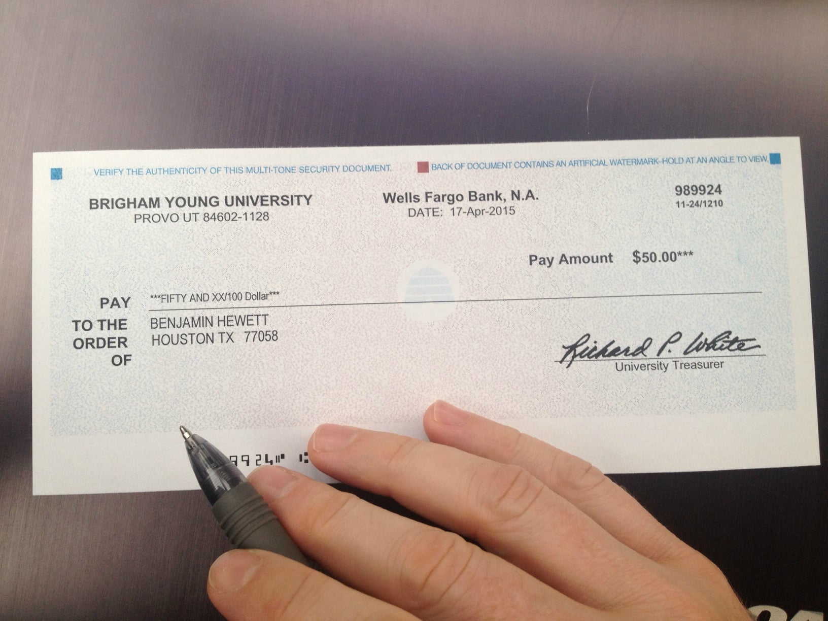 she found a lost paycheck on the sidewalk. what she did next went viral