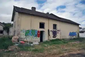 the squatters of her home go on vacation, the owner empties it but now risks a hefty fine