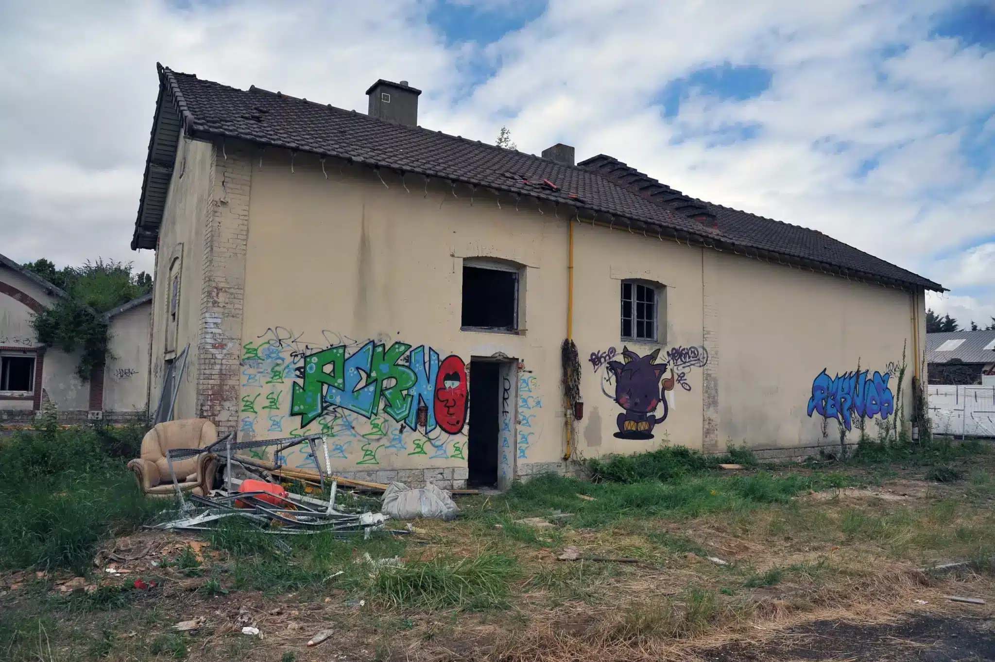 the squatters of her home go on vacation, the owner empties it but now risks a hefty fine