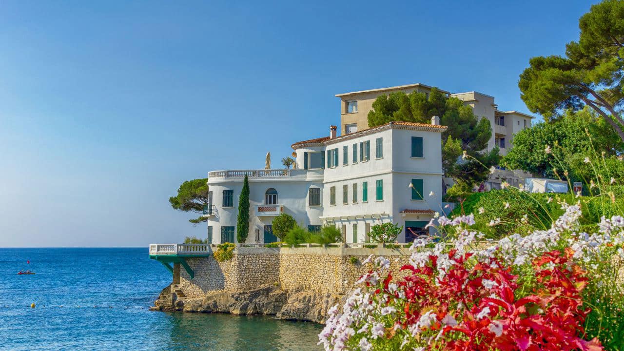 they book a €5,880 villa for their vacation the owner announces it has been squatted just before their arrival